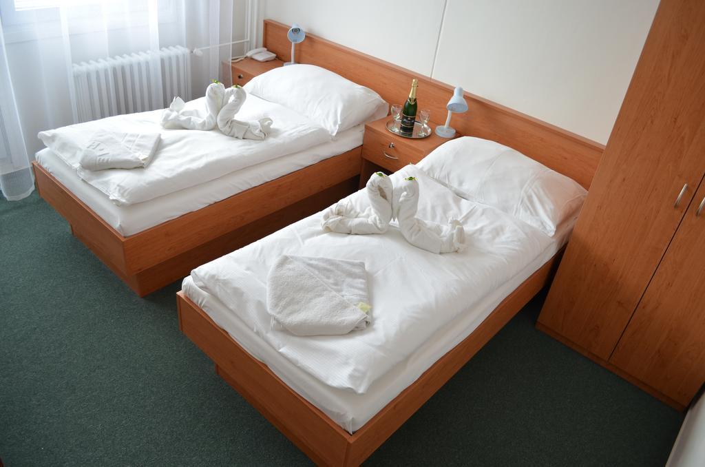 Hotel Arnost Garni Pardubice Kamer foto