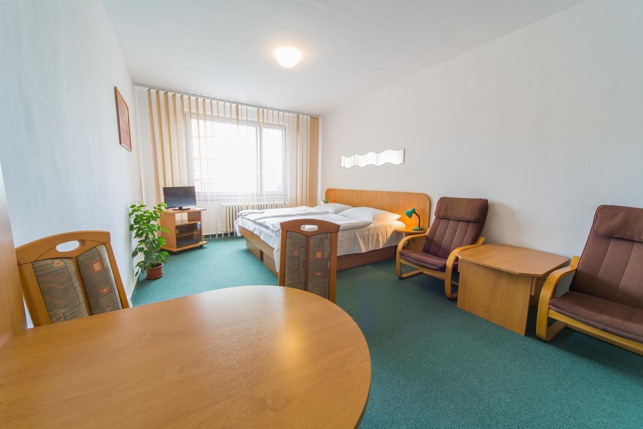 Hotel Arnost Garni Pardubice Buitenkant foto