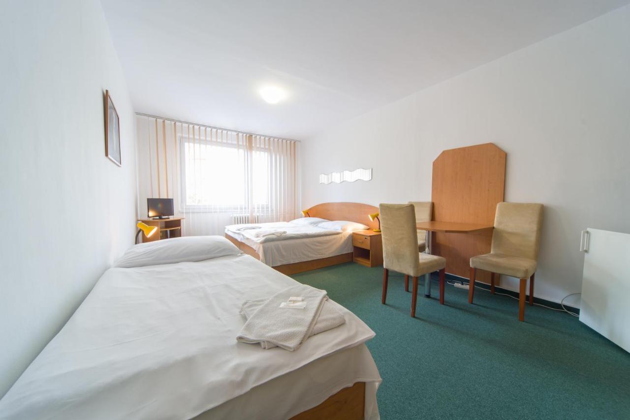 Hotel Arnost Garni Pardubice Buitenkant foto